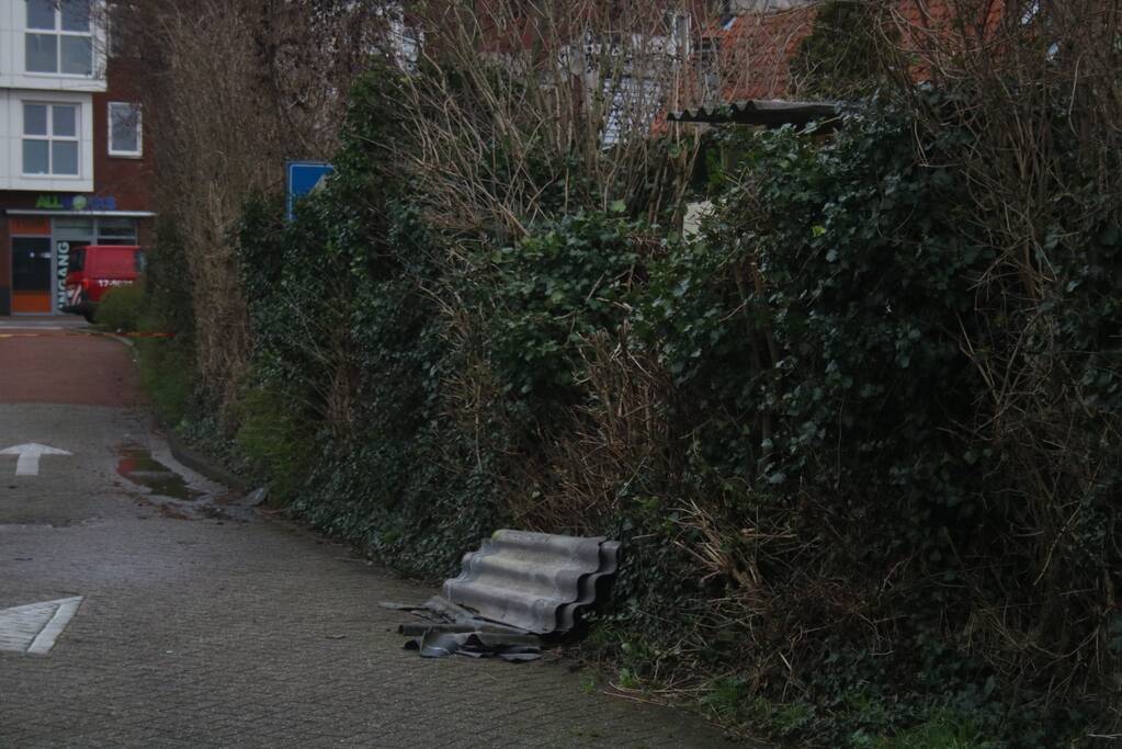 Asbestplaten van dak gewaaid, parkeerplaats afgesloten