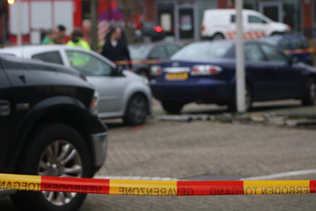 Asbestplaten van dak gewaaid, parkeerplaats afgesloten