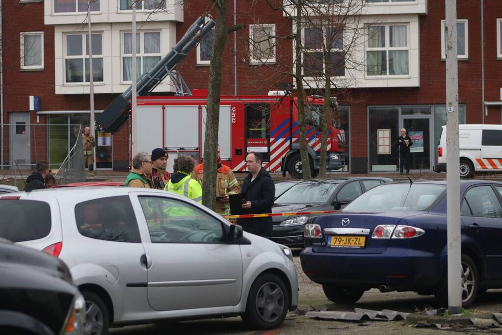 Asbestplaten van dak gewaaid, parkeerplaats afgesloten