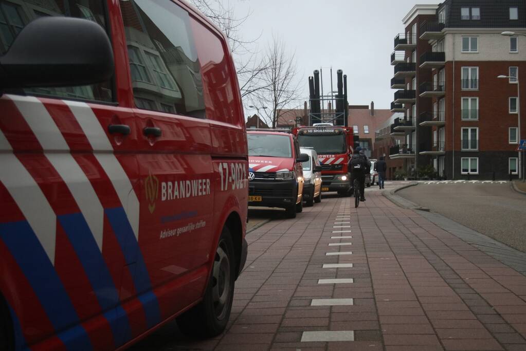 Asbestplaten van dak gewaaid, parkeerplaats afgesloten
