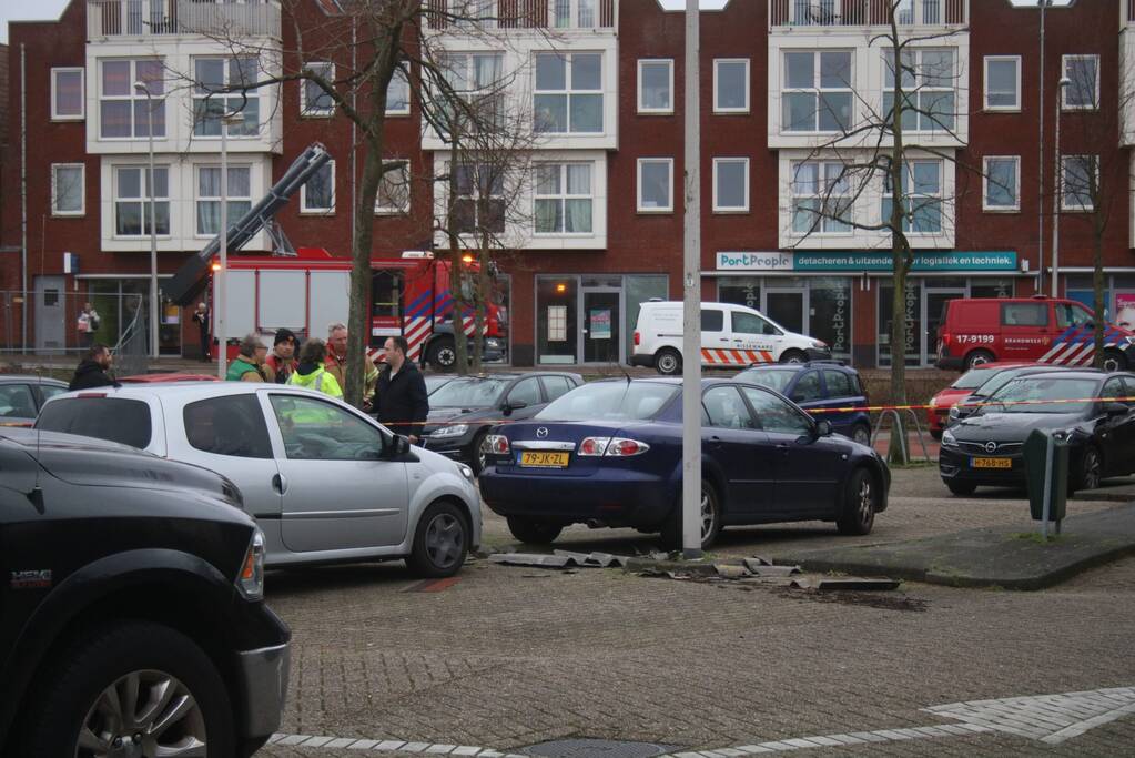 Asbestplaten van dak gewaaid, parkeerplaats afgesloten