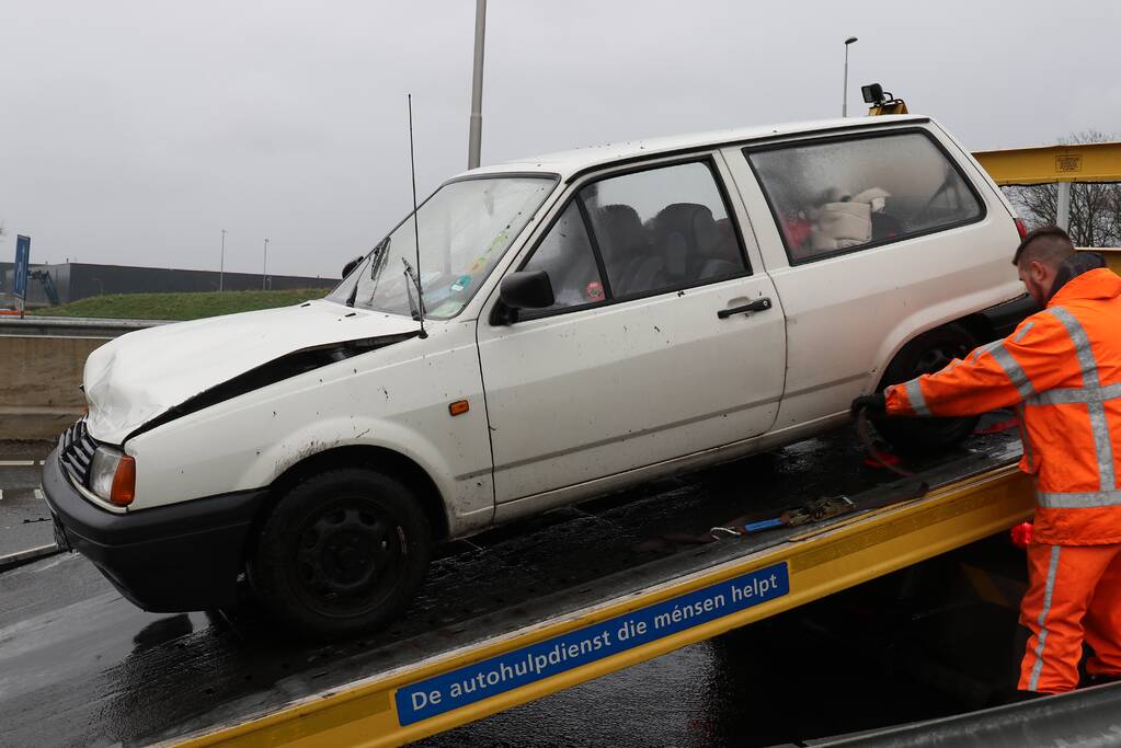 Opnieuw auto beschadigd na botsing in gevaarlijke bocht