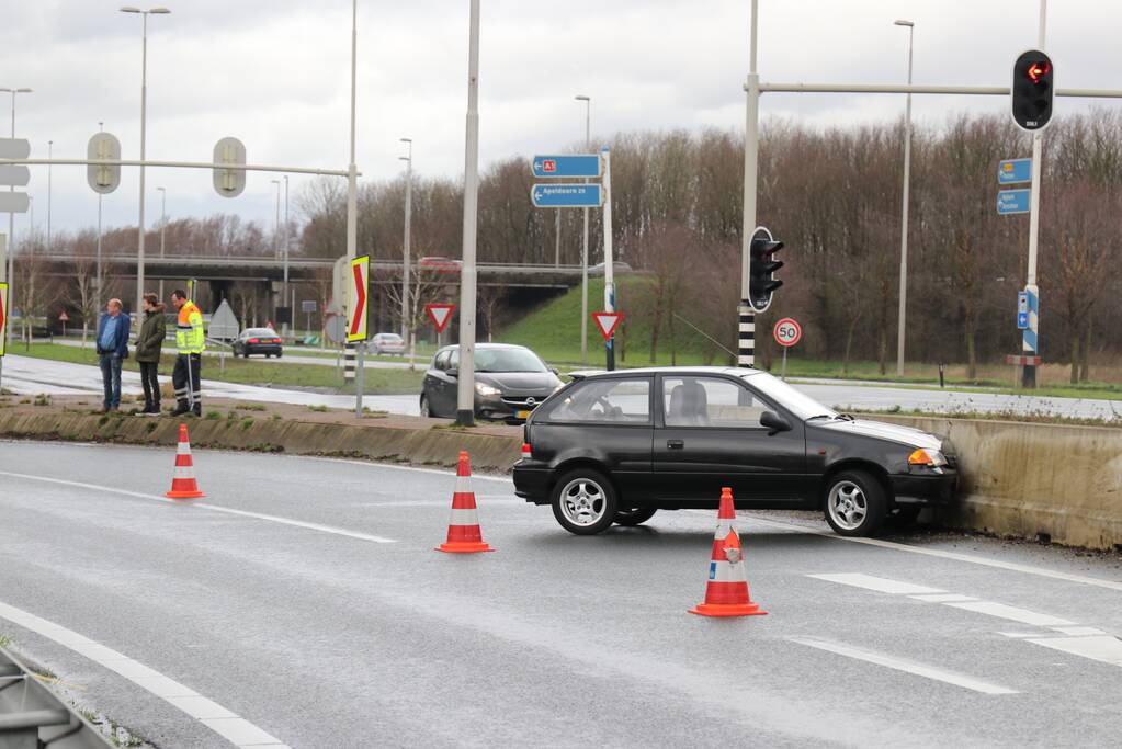 Opnieuw auto in de vangrail in beruchte bocht