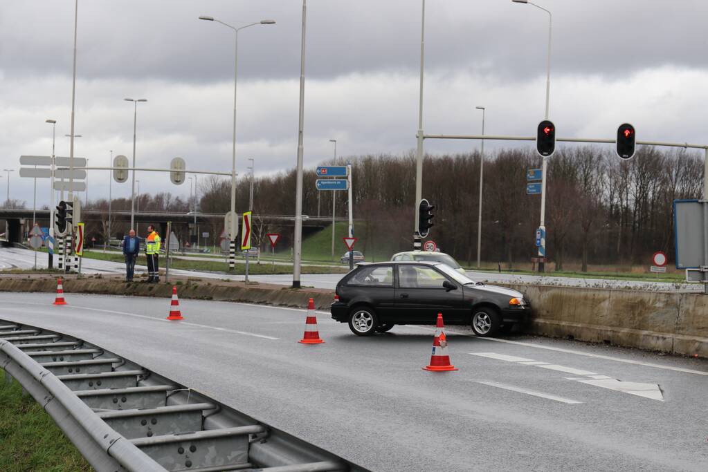 Opnieuw auto in de vangrail in beruchte bocht