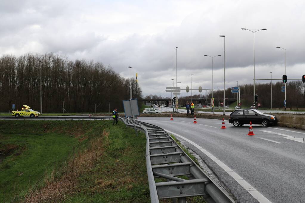 Opnieuw auto in de vangrail in beruchte bocht