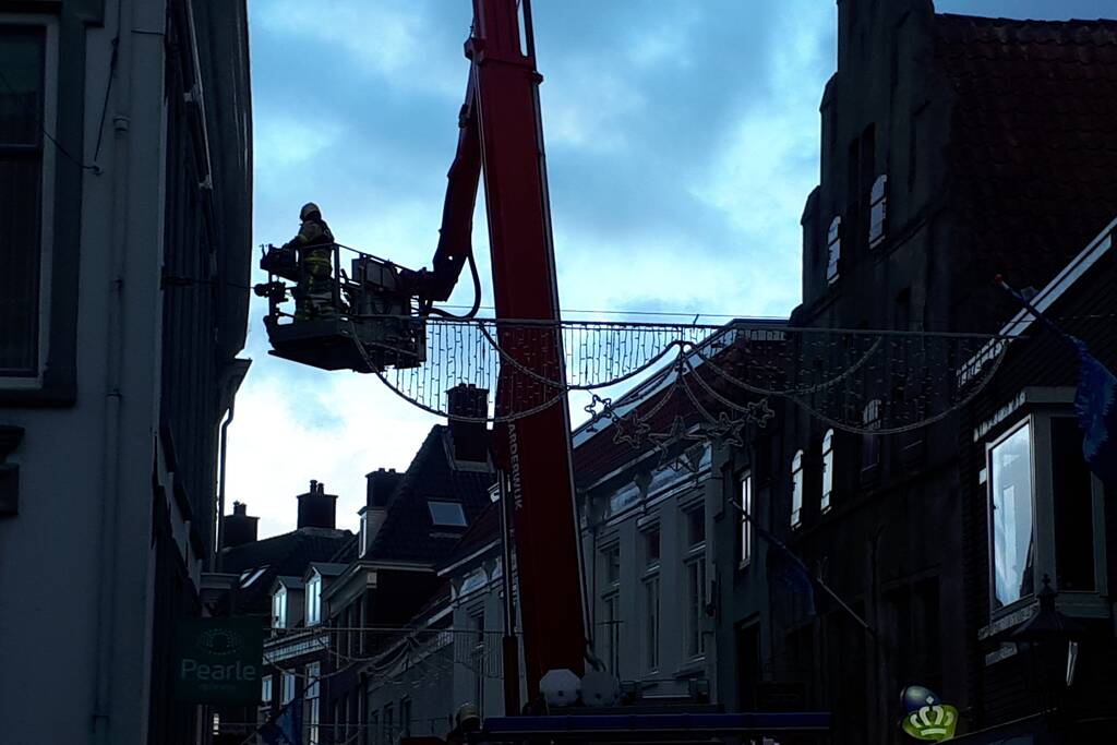 Losgewaaide dakpannen van dak gehaald