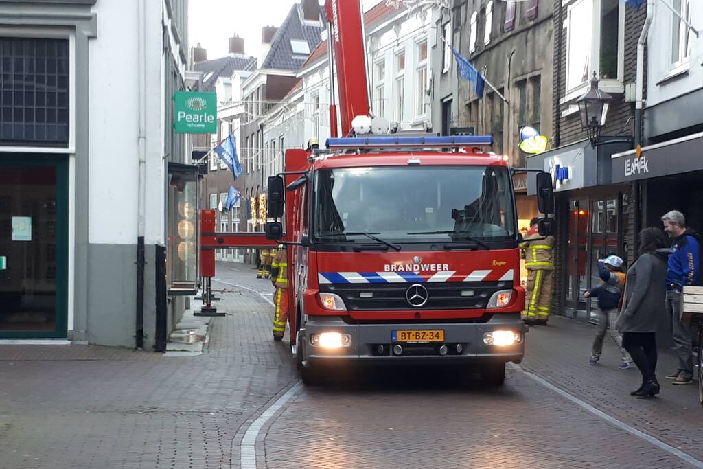 Losgewaaide dakpannen van dak gehaald