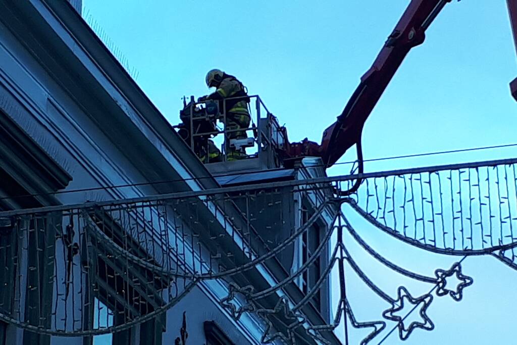 Losgewaaide dakpannen van dak gehaald