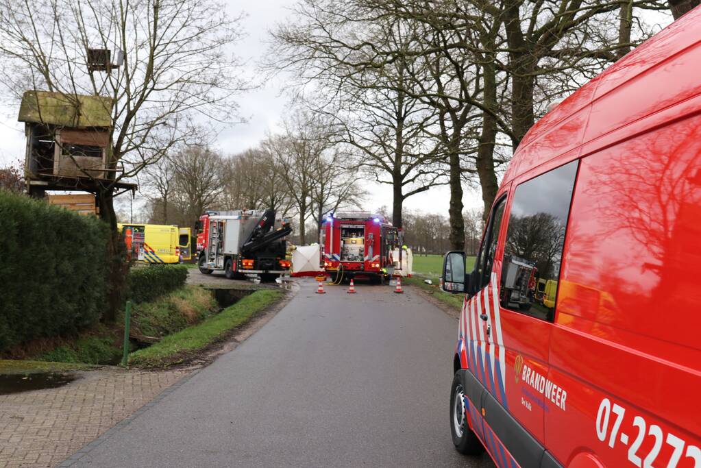 Bestuurder omgekomen na frontale botsing tegen boom