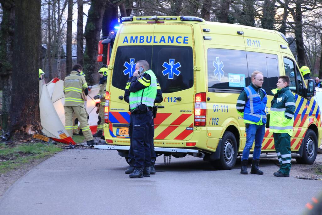Bestuurder omgekomen na frontale botsing tegen boom