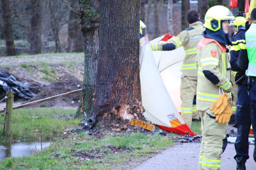 Bestuurder omgekomen na frontale botsing tegen boom