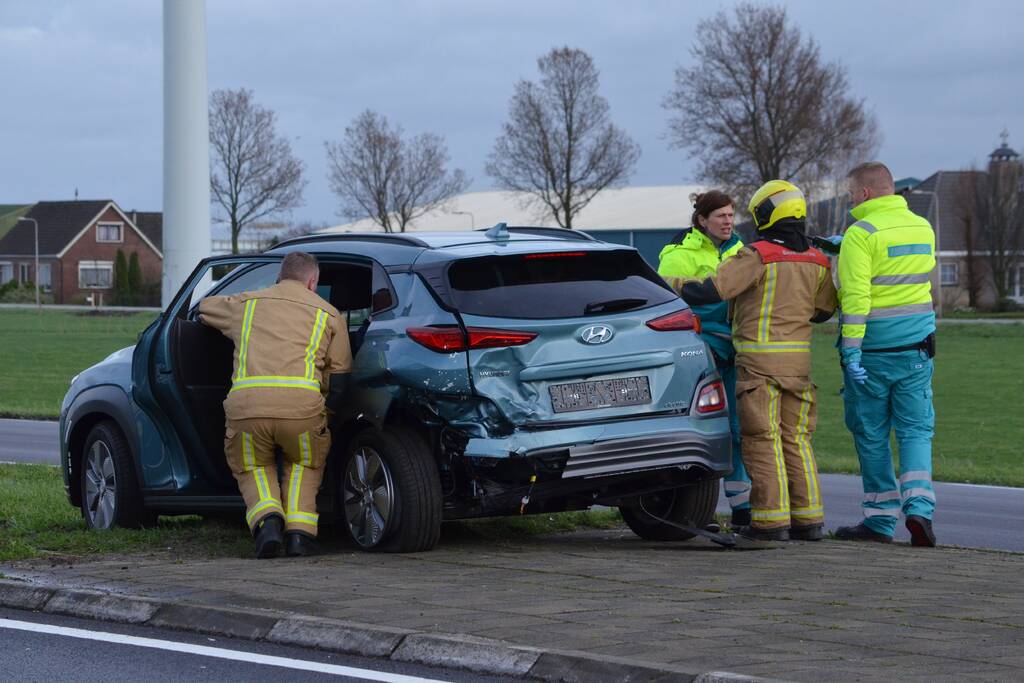 Auto raakt te water na aanrijding