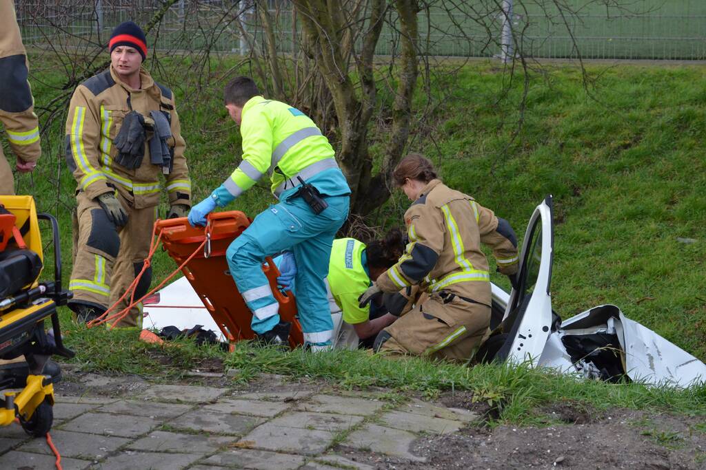 Auto raakt te water na aanrijding