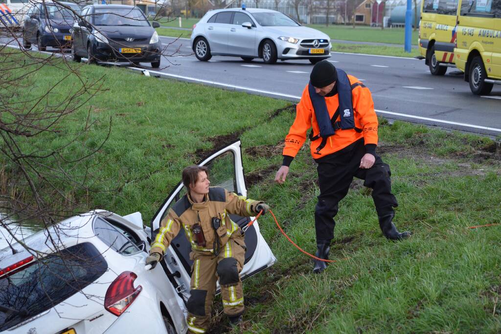 Auto raakt te water na aanrijding
