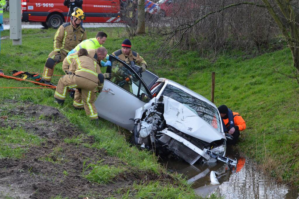 Auto raakt te water na aanrijding