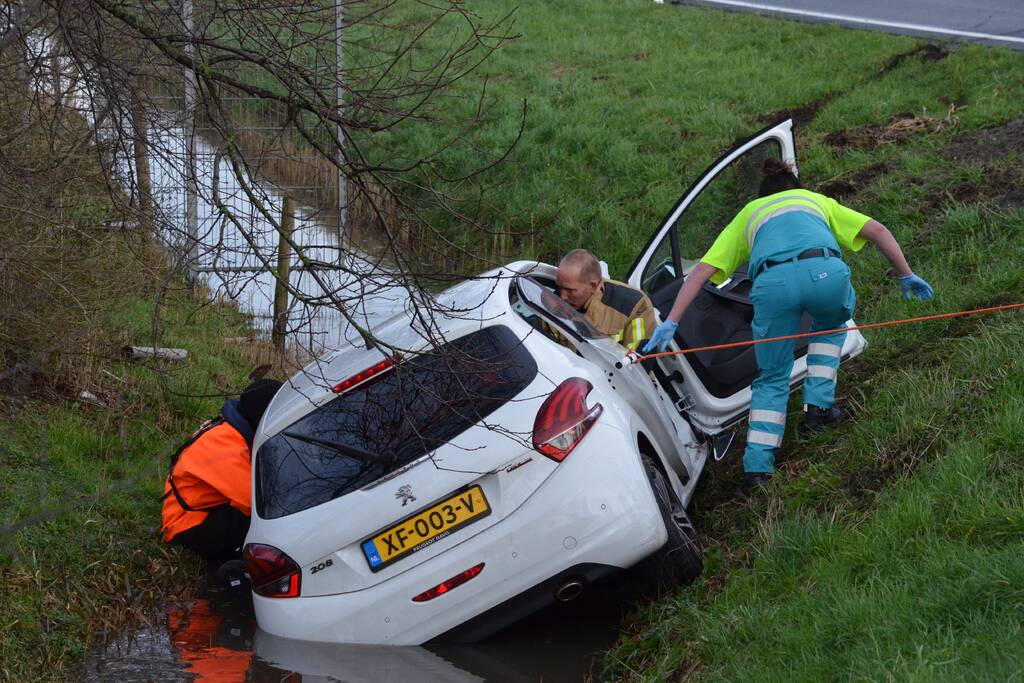 Auto raakt te water na aanrijding