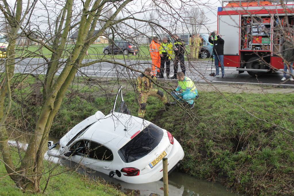 Auto raakt te water na aanrijding