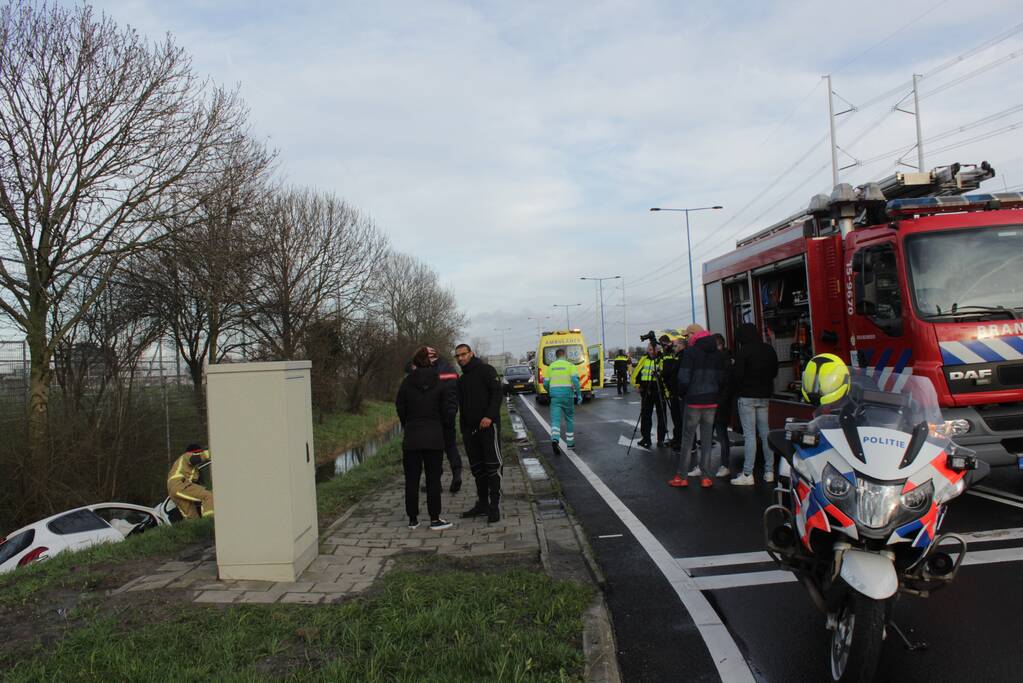 Auto raakt te water na aanrijding