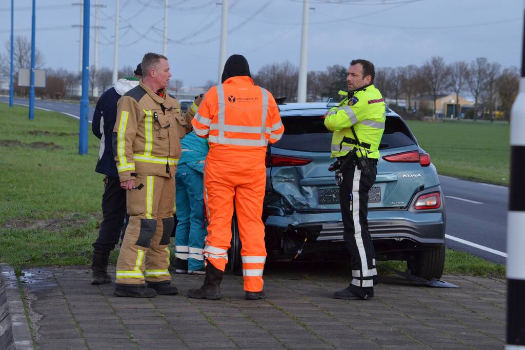 Auto raakt te water na aanrijding