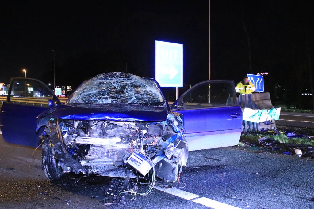 Bestuurder zwaargewond na frontale botsing op rimob