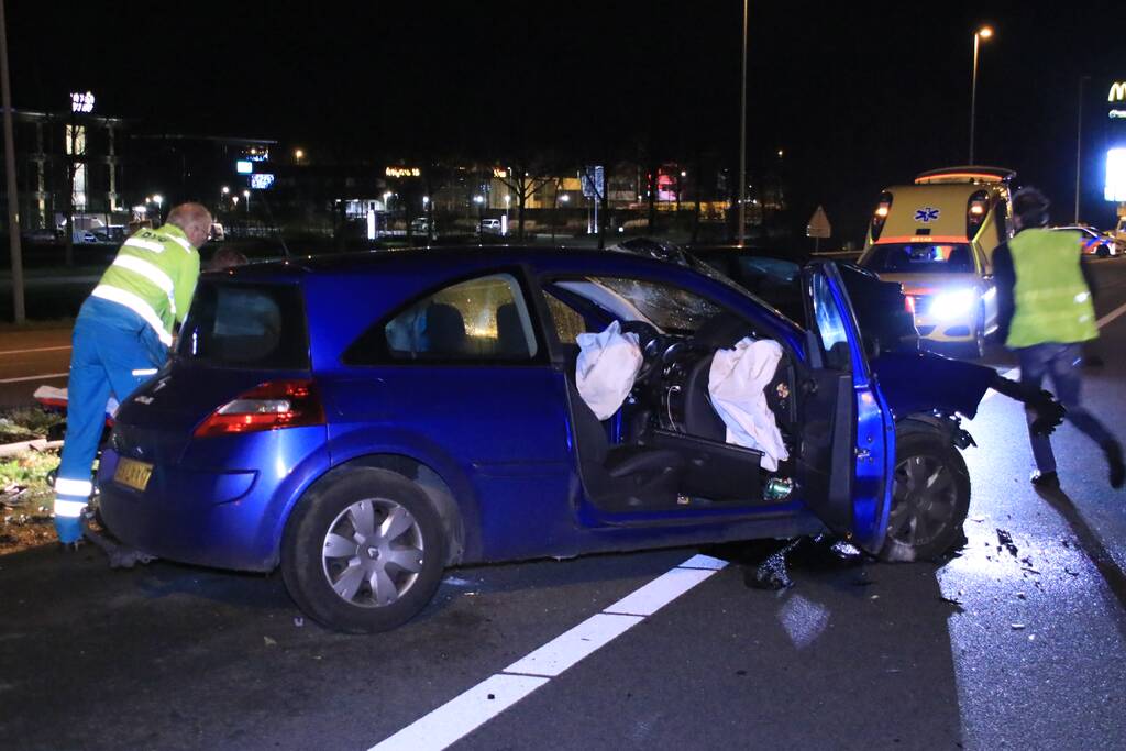 Bestuurder zwaargewond na frontale botsing op rimob