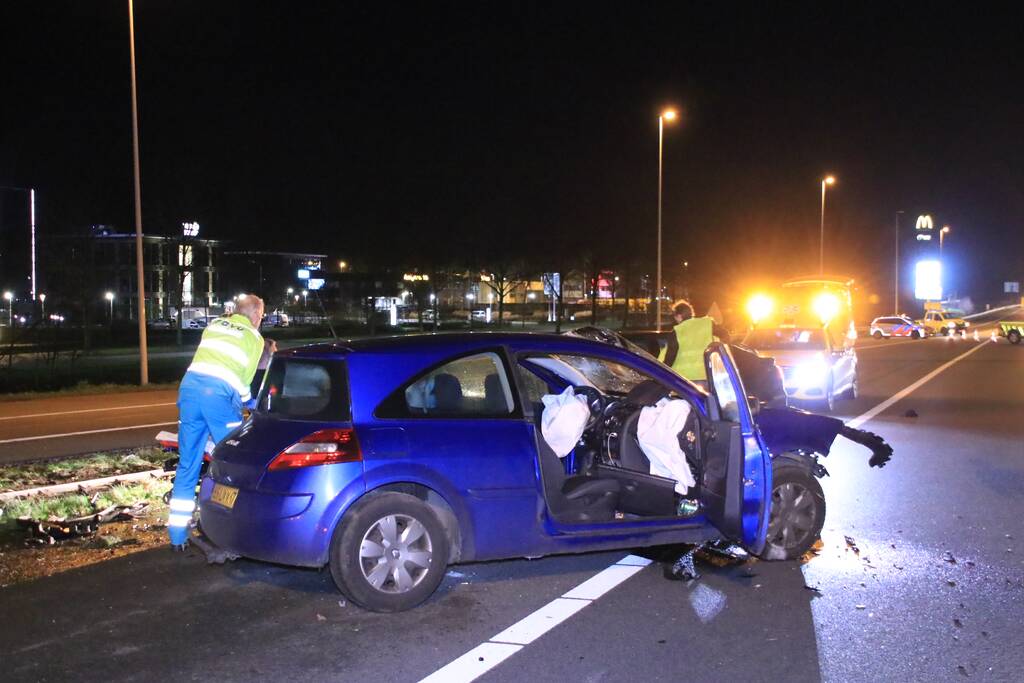Bestuurder zwaargewond na frontale botsing op rimob