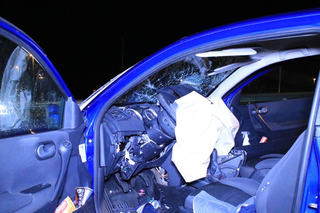 Bestuurder zwaargewond na frontale botsing op rimob