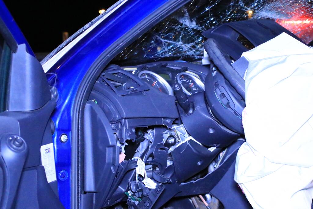 Bestuurder zwaargewond na frontale botsing op rimob