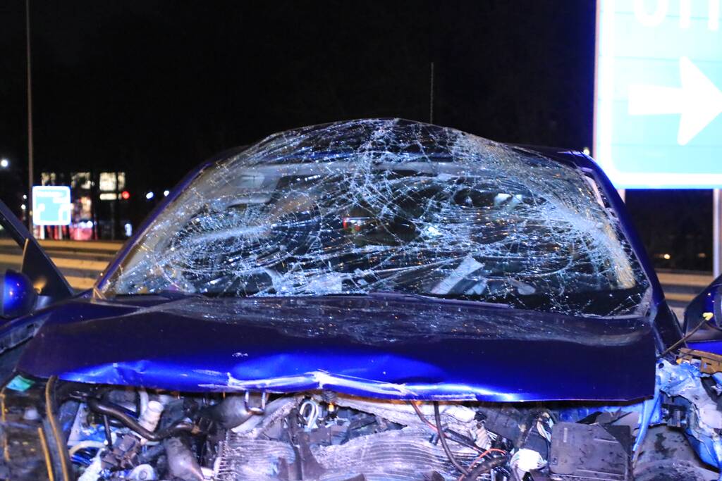 Bestuurder zwaargewond na frontale botsing op rimob