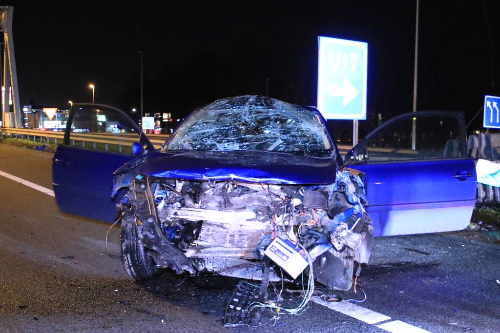 Bestuurder zwaargewond na frontale botsing op rimob