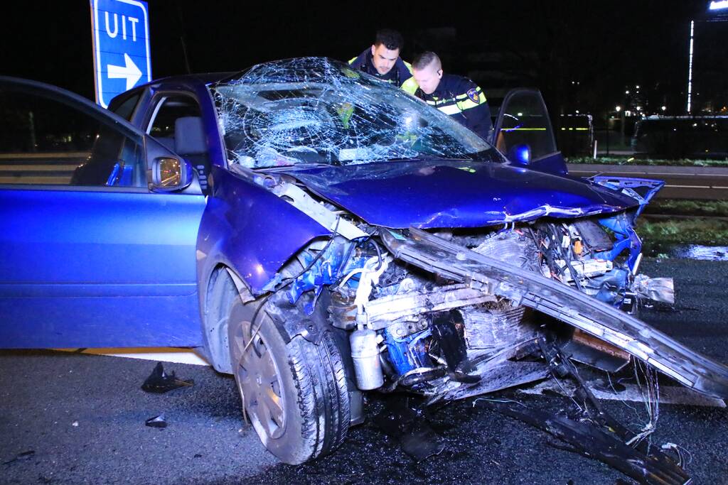 Bestuurder zwaargewond na frontale botsing op rimob