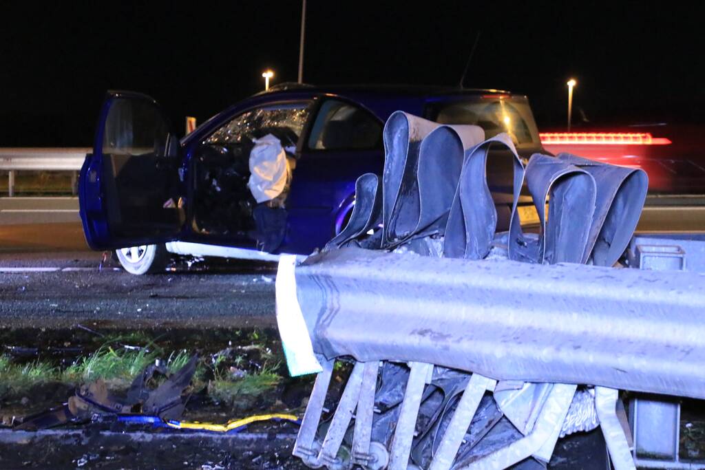 Bestuurder zwaargewond na frontale botsing op rimob