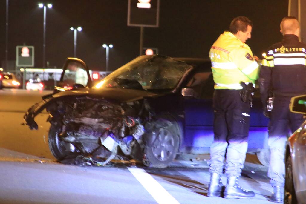 Bestuurder zwaargewond na frontale botsing op rimob