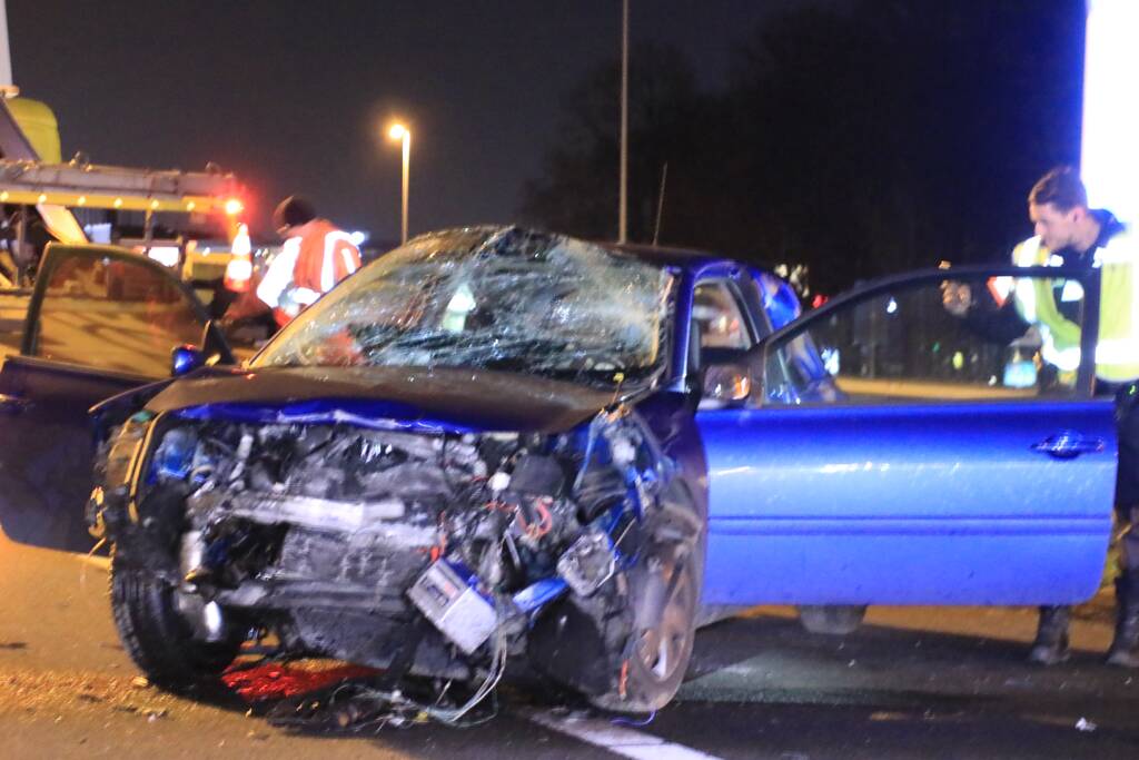 Bestuurder zwaargewond na frontale botsing op rimob