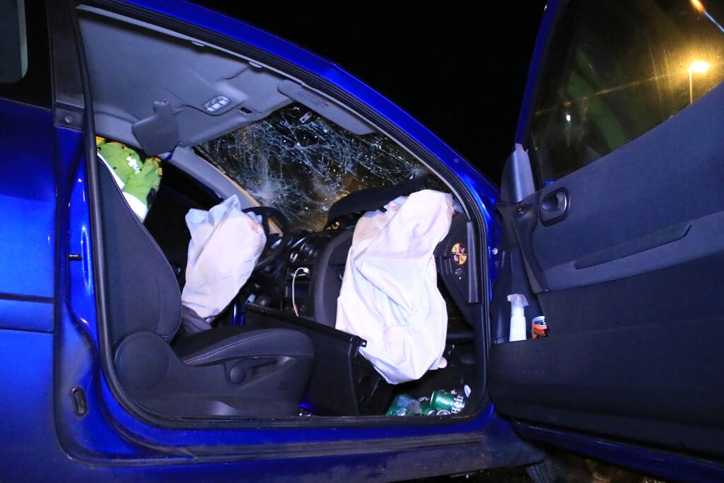 Bestuurder zwaargewond na frontale botsing op rimob