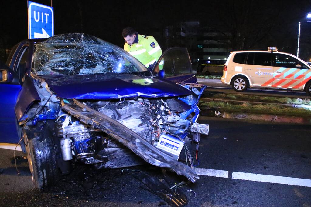 Bestuurder zwaargewond na frontale botsing op rimob