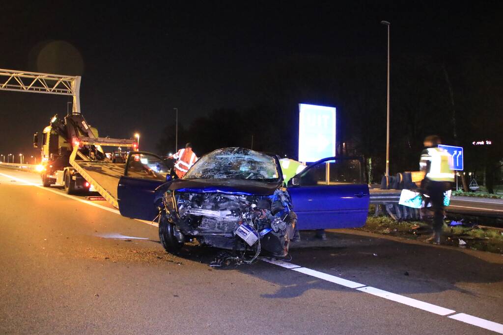 Bestuurder zwaargewond na frontale botsing op rimob