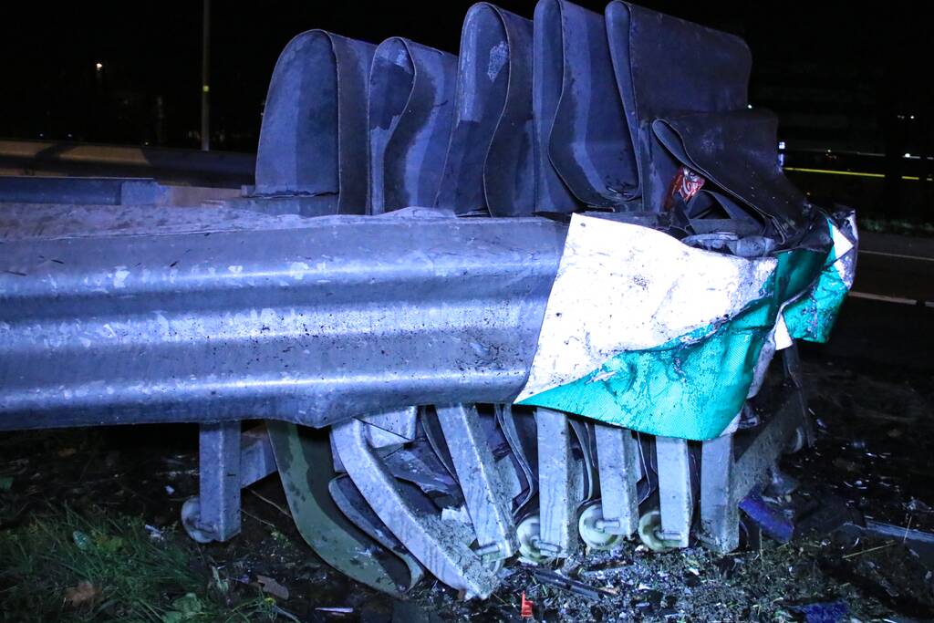 Bestuurder zwaargewond na frontale botsing op rimob