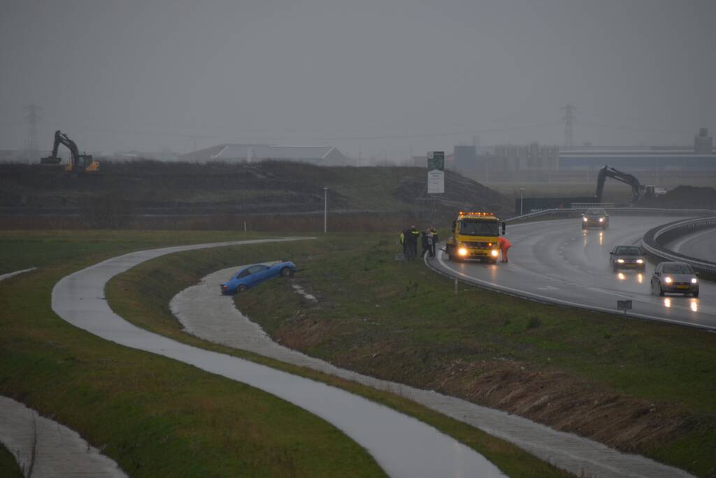 Auto vliegt uit de bocht en belandt in de sloot