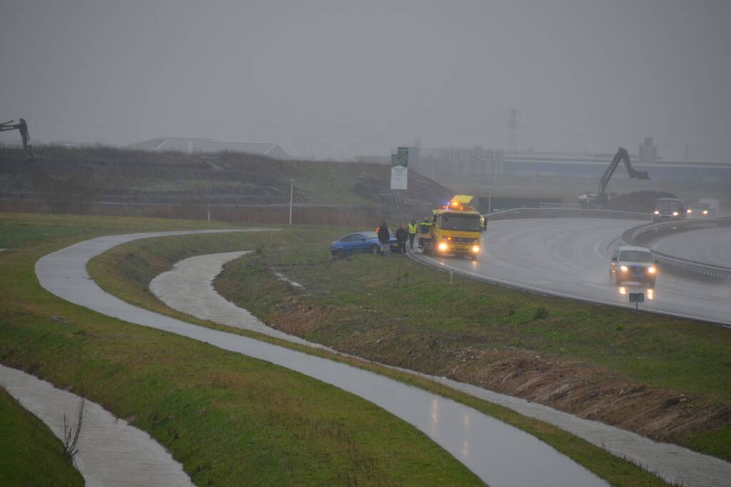 Auto vliegt uit de bocht en belandt in de sloot