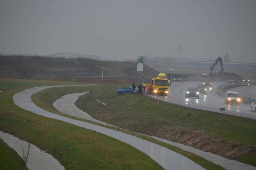 Auto vliegt uit de bocht en belandt in de sloot