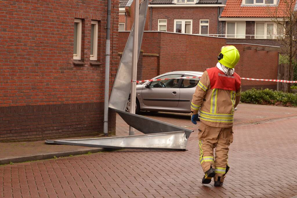 Loshangende dakplaten verwijderd