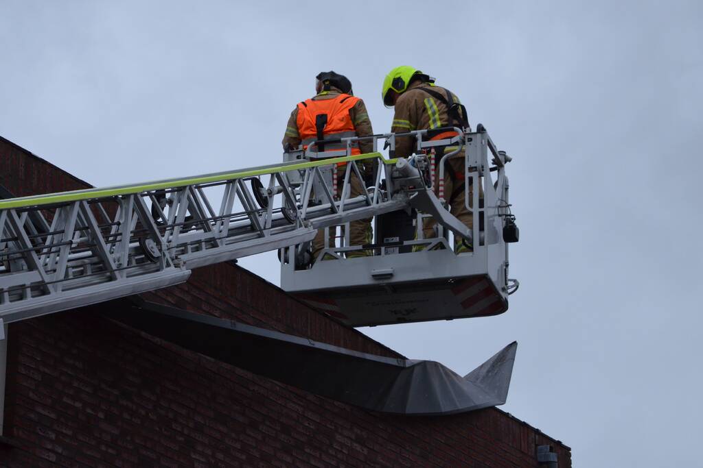 Loshangende dakplaten verwijderd
