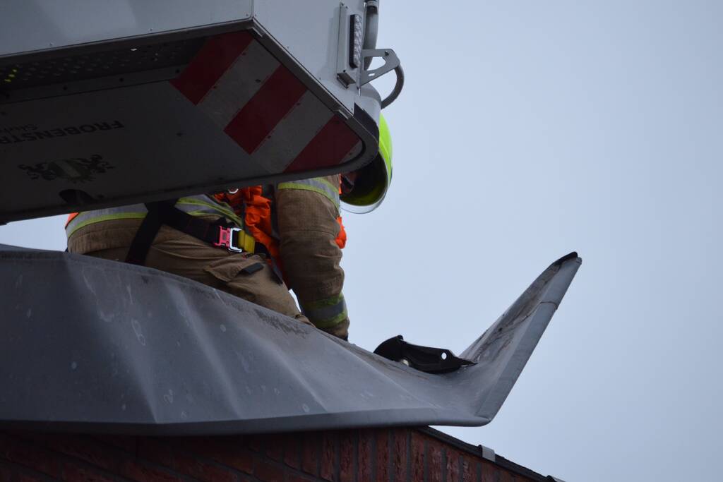 Loshangende dakplaten verwijderd