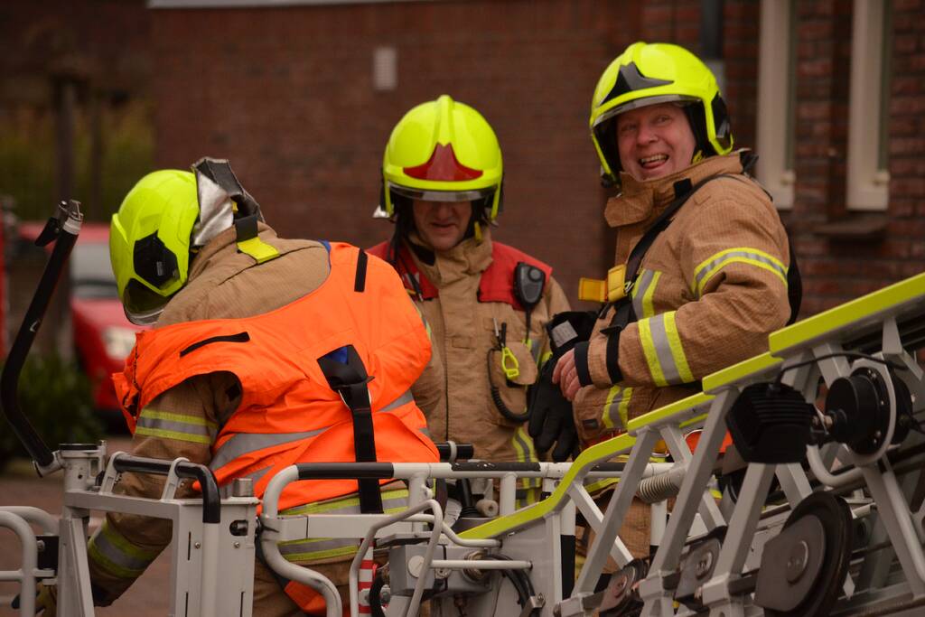 Loshangende dakplaten verwijderd