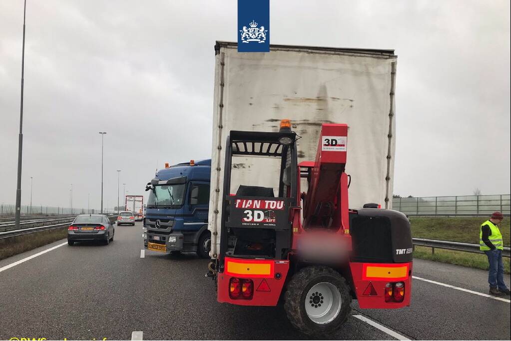 Twee vrachtwagens botsen op knooppunt princeville