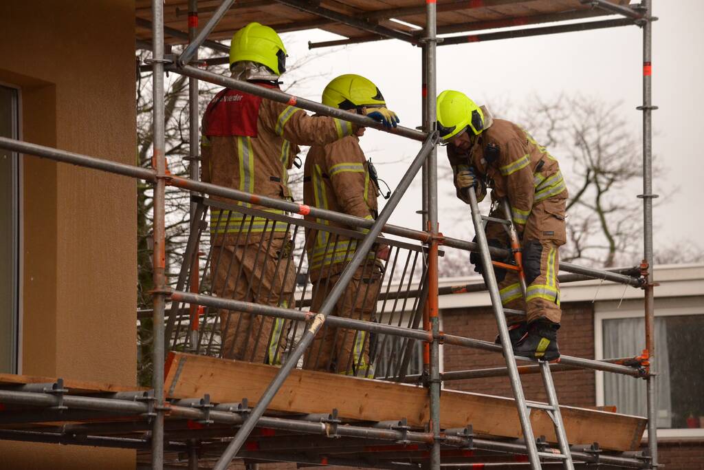 Bouwmateriaal renovatieflat waait weg door harde wind