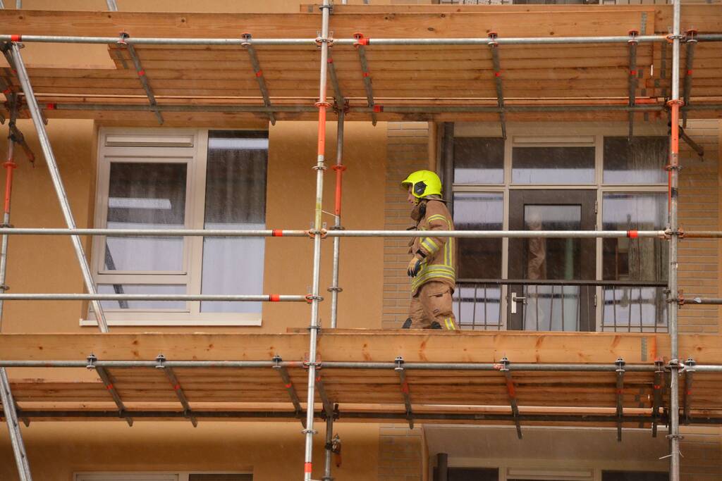 Bouwmateriaal renovatieflat waait weg door harde wind