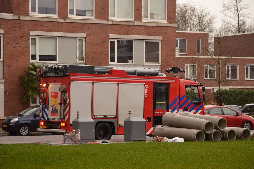 Bouwmateriaal renovatieflat waait weg door harde wind