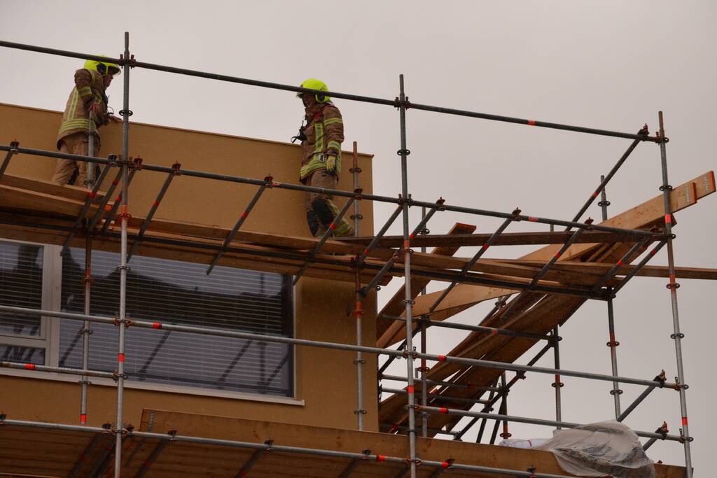 Bouwmateriaal renovatieflat waait weg door harde wind